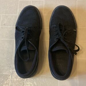 Black Nike Size 7 1/2 women’s sneakers